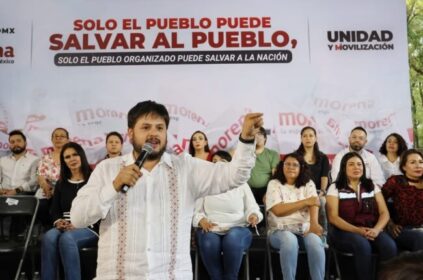 El presidente de Morena en la Ciudad de México, Sebastián Ramírez, El Sebas ya arrancó las reuniones con los aspirantes a las candidaturas para las Alcaldías, que no son para negociar ni dar resultados de encuestas, sino para darles un mensaje de optimismo desbordado de que los gobiernos de Morena en la CDMX y federal son los mejores en la historia, y que por lo tanto van a arrasar en las elecciones del 2 de junio. FOTO: X / Sebastián Ramírez