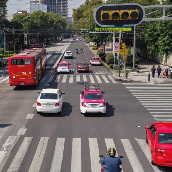 El gobierno de la Ciudad de México dio a conocer las tarifas que deberán pagar los propietarios de vehículos en la capital del país a partir del 1 de enero, respecto a la licencia de conducir, refrendo y tenencia de auto. FOTO: Secretaría de Movilidad