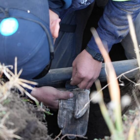 Con el fin de identificar y clausurar una toma de agua clandestina, este miércoles fueron aseguradas tres pipas con capacidad de 10 mil litros cada una, utilizadas para la distribución ilegal del recurso, y una pipa más de 20 mil litros destinada a la extracción continua y almacenamiento del vital líquido, así lo dio a conocer el jefe de Gobierno, Martí Batres, en conferencia de prensa.   Foto: GCDMX