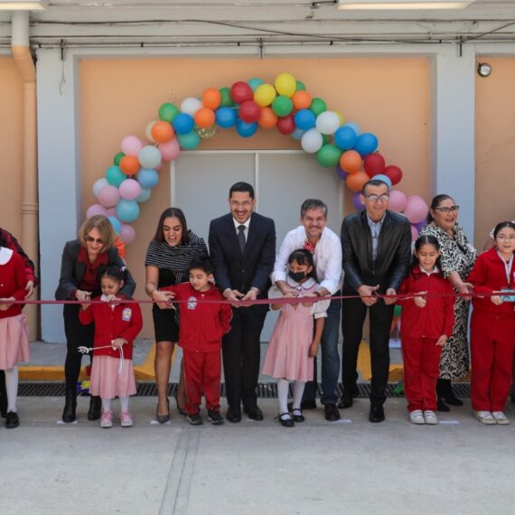 Casi siete años después del S19, el Jefe de Gobierno, Martí Batres Guadarrama, encabezó la inauguración del Auditorio de la Escuela Primaria “Juan Montalvo”, en la Alcaldía Benito Juárez, reconstruido por el Instituto Nacional de Infraestructura Física Educativa (INIFED), tras sufrir daños estructurales por el sismo de 2017. FOTO: Especial