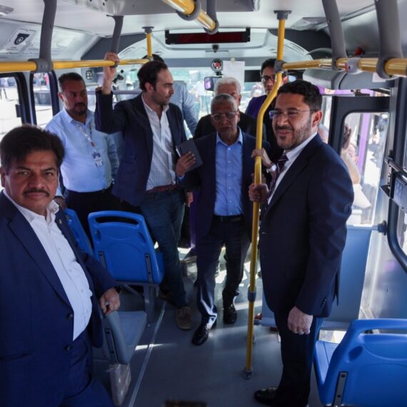 Como parte de la renovación del transporte público en la Ciudad de México, el jefe de Gobierno, Martí Batres, presentó las nuevas unidades de la empresa Aragón Movin, que sustituirán a los microbuses de las rutas 58 y 88, con beneficio para 50 mil habitantes de las alcaldías Gustavo A. Madero, Venustiano Carranza y Cuauhtémoc. FOTO: GCDMX