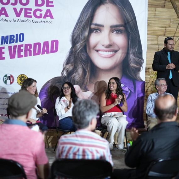 La candidata por la coalición “Va por la Ciudad de México”, integrada por el PRI, PAN y PRD, Ale Rojo de la Vega, presentó ante vecinos y vecinas de la Roma sur, así como con integrantes de organizaciones ambientales y de la aspirante a la diputación local Distrito 9, Silvia Sánchez Barrios. FOTO: Especial