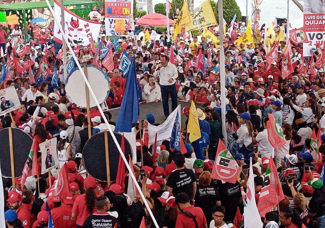 En un evento multitudinario celebrado en la explanada de la Alcaldía de La Magdalena Contreras, los candidatos a Alcalde, diputados federal y local, Luis Gerardo “El Güero” Quijano, Diana Lara y Ernesto Alarcón, y ante la presencia del candidato a Jefe de Gobierno, Santiago Taboada, cerraron su campaña proselitista ante más de 3 mil contrerenses priistas, panistas y perredistas. FOTOS: Especial