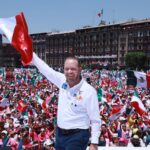 Si bien siempre han tenido una buena relación Xóchitl Gálvez y Santiago Taboada, desde que ambos son candidatos –ella a la Presidencia y él a la Jefatura de Gobierno– no se había percibido tanta cercanía entre ambos, como la de este domingo en el Zócalo. FOTO: Especial