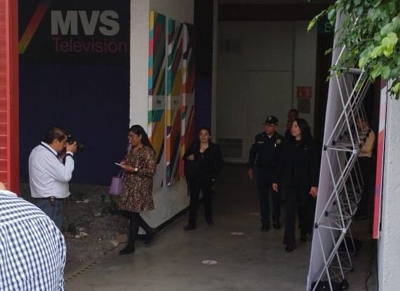 La candidata de MC tuvo que ser acompañada por dos policías para que la cuidaran de Fernando Mercado y pudiera realizarse el debate chilango. Ya también hay demanda penal contra el candidato de Morena. FOTO: CDMX Magacín