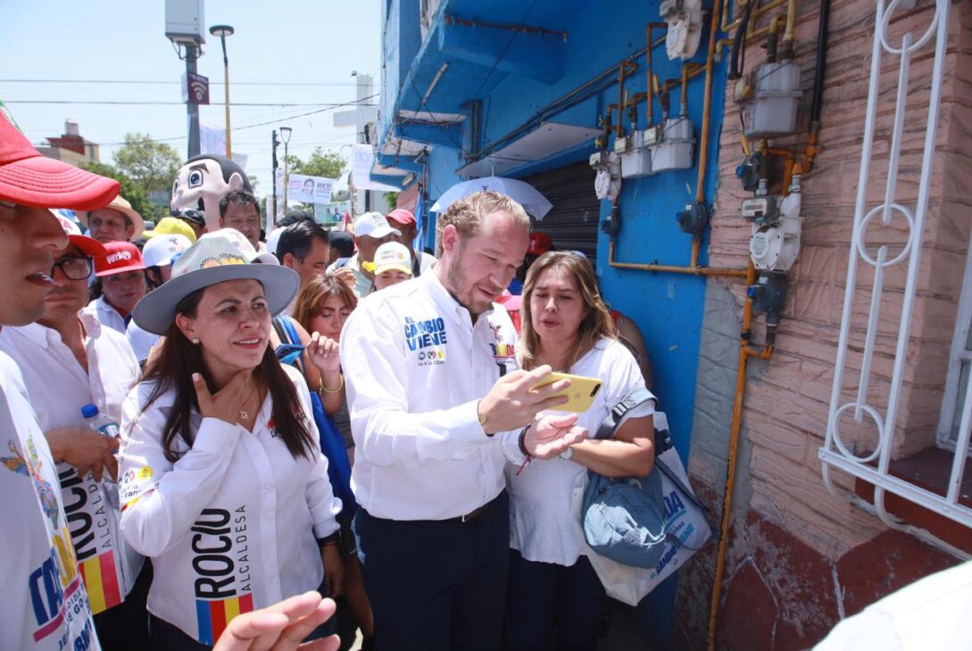 Santiago Taboada, candidato a la Jefatura de Gobierno por la coalición “Va X La CDMX”, reiteró su compromiso de acabar con el derecho de piso en conjunto con el trabajo de Rocío Barrera, aspirante a la alcaldía Venustiano Carranza por la misma alianza. FOTO: Especial