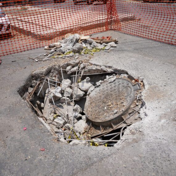 “Hacemos un llamado al Jefe de Gobierno a que se pongan a chambear y antes de que Morena se vaya de la Ciudad, dejen bien el pavimento de la lateral de Río San Joaquín”, insistió Taboada. FOTOS: Especial