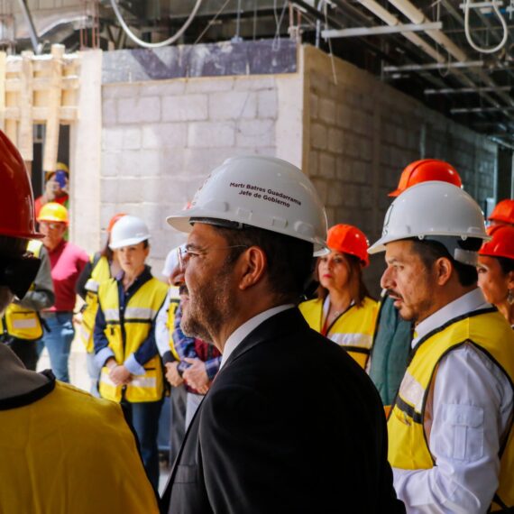 Autoridades del gobierno federal y de la capital encabezaron una visita de evaluación de obra en el Hospital General de Zona de Zaragoza, donde se invierten más de 2 mil 690 millones de pesos. FOTO: Especial