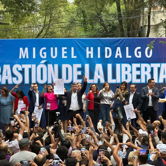 Tras ganar las elecciones del 2 de junio, Mauricio Tabe recibió este jueves por parte del Instituto Electoral de la Ciudad de México su constancia de mayoría que lo acredita como alcalde electo de Miguel Hidalgo para el periodo 2024-2027. FOTO: Especial