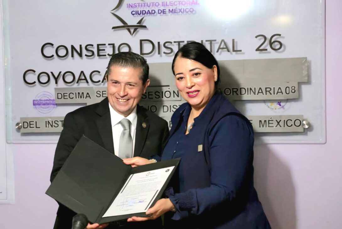 José Giovani Gutiérrez Aguilar, candidato de la Coalición Va X La CDMX para la alcaldía Coyoacán, recibió de manos de la representante del Instituto Electoral de la Ciudad de México, su constancia de mayoría que lo acredita como el ganador de las elecciones del pasado 2 de junio. FOTO: Especial