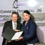 José Giovani Gutiérrez Aguilar, candidato de la Coalición Va X La CDMX para la alcaldía Coyoacán, recibió de manos de la representante del Instituto Electoral de la Ciudad de México, su constancia de mayoría que lo acredita como el ganador de las elecciones del pasado 2 de junio. FOTO: Especial