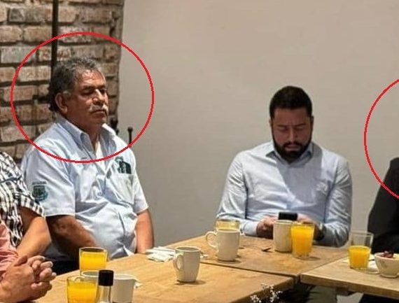 Ricardo Del Moral, líder de la Sección 1 del SUTGCDMX (tercero de izquierda a derecha), en reunión transando con Fernando Mercado.