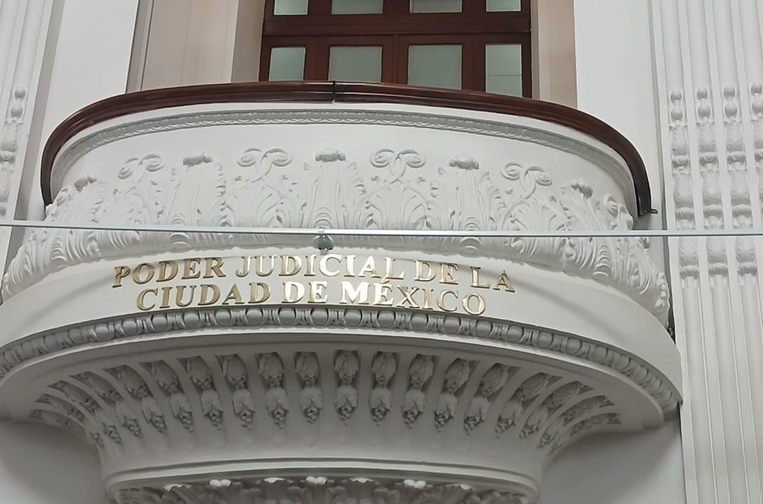 En vez de pedir perdón por la putrefacción de la que habla el propio presidente Andrés Manuel López Obrador, el Congreso de la Ciudad de México, dominado por Morena, con la venia de Martí Batres y Rafael Guerra, presidente del TSJCDMX, acordó inscribir en letras de oro en el salón de Plenos del recinto legislativo la frase “Poder Judicial de la Ciudad de México”, en “reconocimiento a su labor”. FOTO: Especial