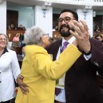 el encargado de despacho de la Fiscalía CDMX, Ulises Lara, bailó de ‘cachetito’ con la ministra en retiro, senadora de Morena y diputada federal electa, Olga Sánchez Cordero, lo que rompió todo protocolo en una sesión solemne del Congreso de la Ciudad de México. FOTO: Especial