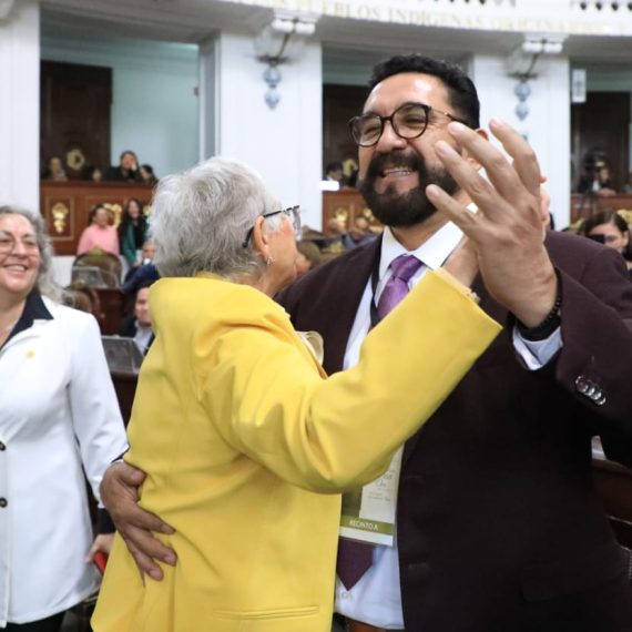 el encargado de despacho de la Fiscalía CDMX, Ulises Lara, bailó de ‘cachetito’ con la ministra en retiro, senadora de Morena y diputada federal electa, Olga Sánchez Cordero, lo que rompió todo protocolo en una sesión solemne del Congreso de la Ciudad de México. FOTO: Especial