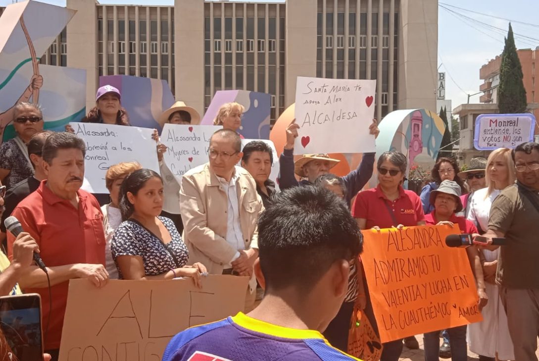 Vecinos de la Alcaldía Cuauhtémoc se manifestaron en defensa del voto a favor de la opositora Alessandra Rojo de la Vega, quien ganó los comicios del pasado 2 de junio, y anunciaron que van a promover juicios para la protección de los derechos políticos de los ciudadanos ante la autoridad electoral. FOTO: Especial