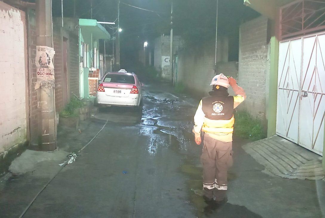 Asimismo, personal de Operación Hidráulica se encuentra en la calle La Virgen, San Miguel Topilejo, para disminuir los niveles de agua acumulada, por medio de un vehículo hidroneumático (Vactor).