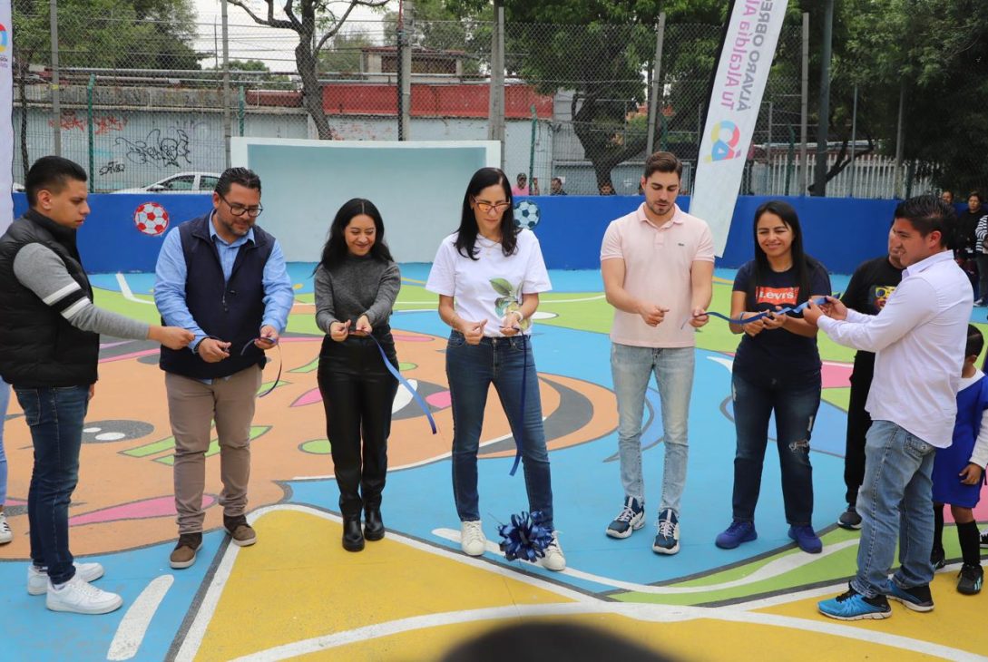 Lía Limón entregó la cancha de fútbol rápido "Canario" en colaboración con Comex y Blue Women Pink Men. La alcaldesa aseguró que este es un ejemplo del rescate de espacios públicos para dignificarlos y hacerlos seguros para que niñas y niños, jóvenes y familias enteras, puedan disfrutar de ellos. FOTOS: Especial