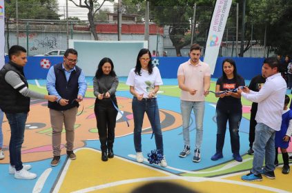 Lía Limón entregó la cancha de fútbol rápido "Canario" en colaboración con Comex y Blue Women Pink Men. La alcaldesa aseguró que este es un ejemplo del rescate de espacios públicos para dignificarlos y hacerlos seguros para que niñas y niños, jóvenes y familias enteras, puedan disfrutar de ellos. FOTOS: Especial