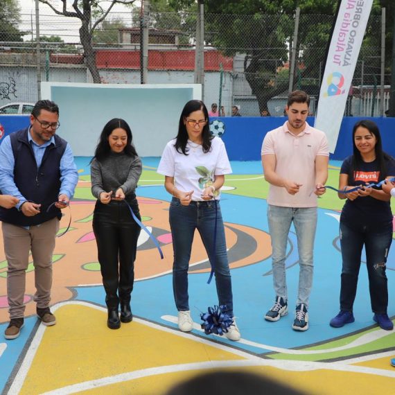 Lía Limón entregó la cancha de fútbol rápido "Canario" en colaboración con Comex y Blue Women Pink Men. La alcaldesa aseguró que este es un ejemplo del rescate de espacios públicos para dignificarlos y hacerlos seguros para que niñas y niños, jóvenes y familias enteras, puedan disfrutar de ellos. FOTOS: Especial