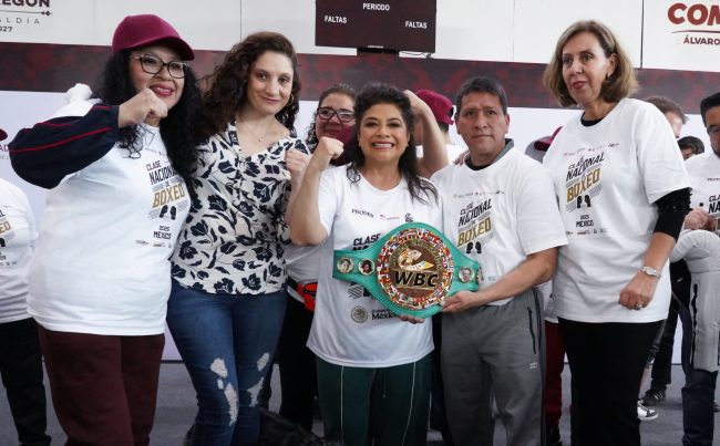 Se preparan para la clase nacional de boxeo en el Zócalo