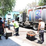 La alcaldía Benito Juárez puso en marcha una nueva jornada del Programa Anual de Desazolve 2025, con el objetivo de prevenir encharcamientos e inundaciones durante la próxima temporada de lluvias. Los trabajos forman parte del mantenimiento preventivo de la red secundaria de drenaje. FOTO: Especial